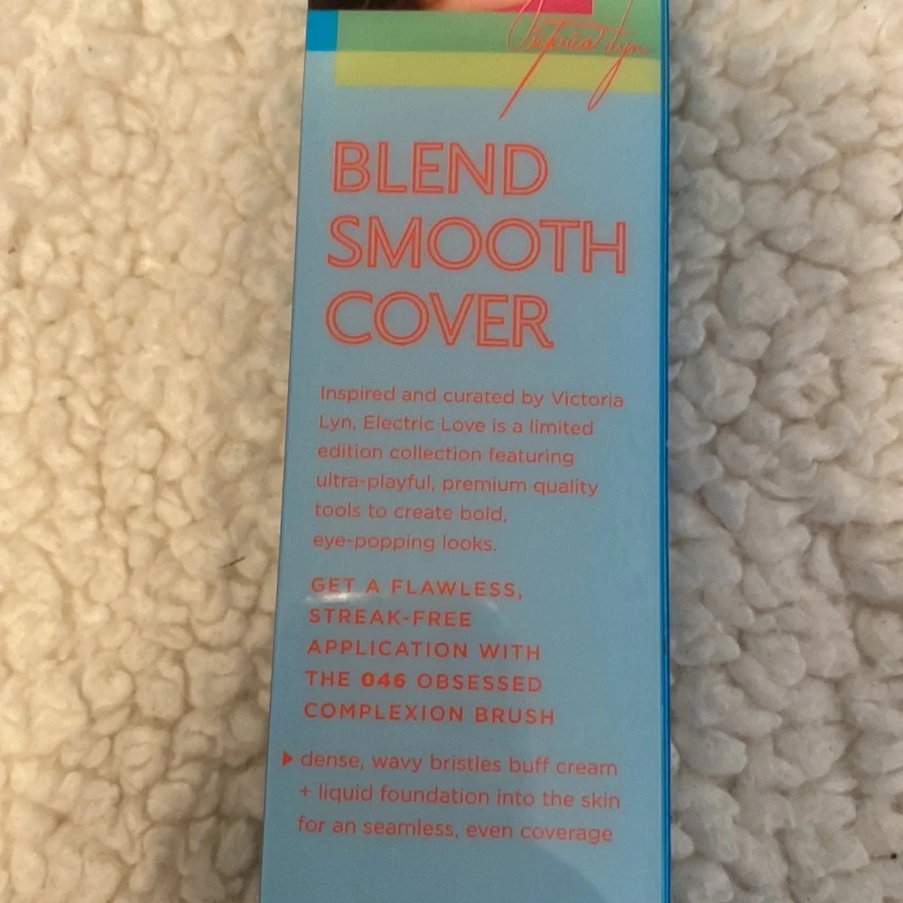 Real Techniques‎ Limited Edition Electric alive 046 Obsessed Complexion Brush